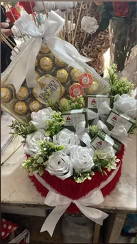 باقة هدايا فيريرو روشيه مع زهور صناعية (Ferrero Rocher)