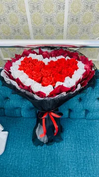 باقة ورد صناعي على شكل قلب