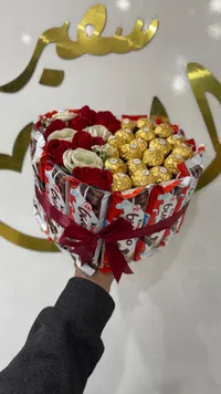 باقة هدايا الشوكولاتة والزهور - كيندر وفيريرو روشيه (Kinder & Ferrero)