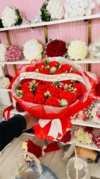 باقة ورد جوري أحمر مع شريط إهداء