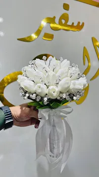 مسكة عروس بتصميم التوليب الأبيض والخرز - سفير