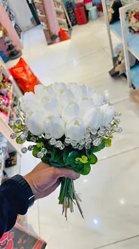 مسكة عروس توليب أبيض