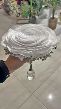 مسكة عروس مزينة بالكريستال