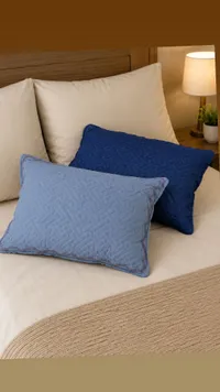 وسائد سرير مزخرفة بنقوش هندسية