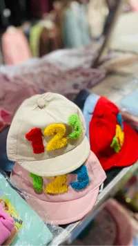 قبعات أطفال بأرقام ملونة
