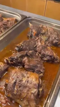 وجبة لحم مطبوخ — قطع لحم متبلة في مرق