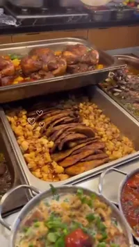 وجبة طعام جاهزة — لحم مطهو مع بطاطس وجزر