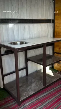 طاولة مطبخ مع حوض ستانلس ستيل