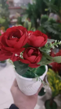 شجرة ورد صناعية حمراء