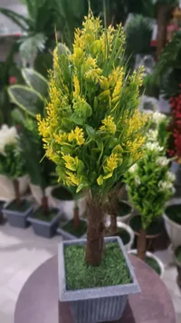 شجرة صناعية بأزهار صفراء