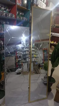 مرآة حائط كبيرة بإطار ذهبي