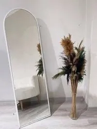 مرآة أرضية بإطار معدني أبيض