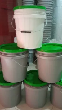 دلو تخزين بلاستيكي مع غطاء أخضر