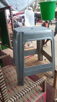 طاولة بلاستيكية رمادية