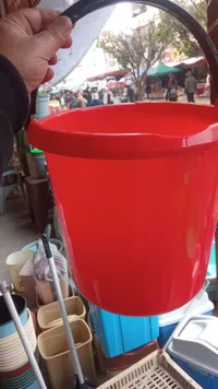 دلو بلاستيكي أحمر وأزرق