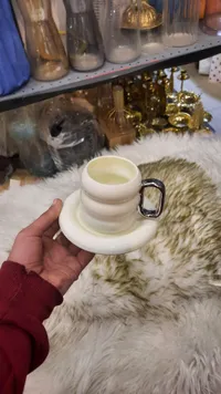 فنجان قهوة سيراميك أبيض بمقبض معدني