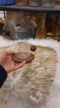 طقم أكواب زجاجية مع أطباق خشبية