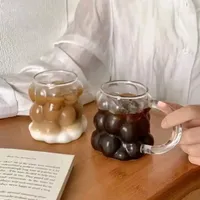 أكواب زجاجية بتصميم العنب