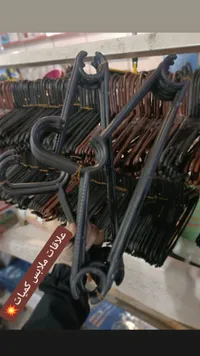 علاقات ملابس بلاستيكية سوداء