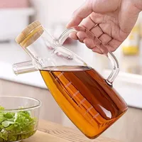 زجاجة زيت بغطاء خشبي
