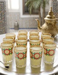 طقم أكواب شاي عربي ذهبي بزخارف تقليدية