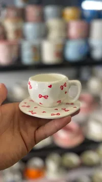 فنجان قهوة مع صحن - تصميم أقواس وقلوب