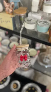 كوب زجاجي مع ماصة وغطاء خشبي