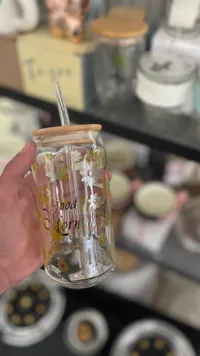 كوب زجاجي بتصميم الأزهار مع غطاء خشبي وملعقة