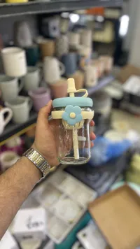 زجاجة شرب زجاجية مع غطاء وشامة زرقاء