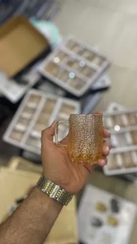 كوب زجاجي محكم الغلق بنقش