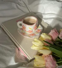 فنجان وصحن بنقوش زهور