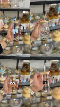 كوب زجاجي بمقبض وقشة بتصميم فيونكة