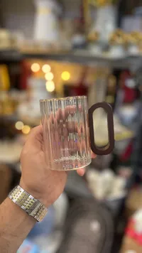 كوب زجاجي مضلع بمقبض خشبي