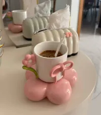 طقم كوب سيراميك مع قاعدة بتصميم زهرة وردية