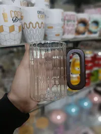 كوب زجاجي مضلع بمقبض خشبي