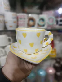 طقم كوب وصحن سيراميك بتصميم قلوب صفراء