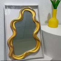 مرآة حائط بتصميم متموج ذهبي