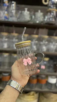 كوب زجاجي مضلع مع غطاء خشبي وشلمونة