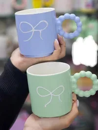 مج سيراميك بتصميم فيونكة ومقبض كروي