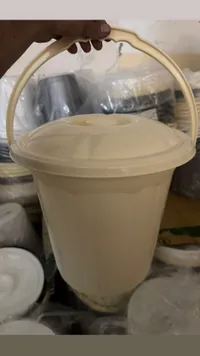 دلو بلاستيكي بغطاء ومقبض