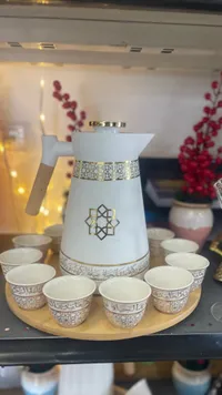 طقم دلة قهوة مع فناجين بتصميم شرقي