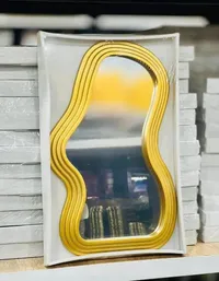 مرآة حائط بتصميم متموج وإطار ذهبي