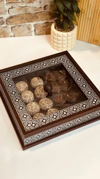 علبة تقديم حلويات خشبية مزخرفة