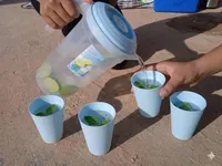 إبريق بلاستيكي مع أكواب للتقديم