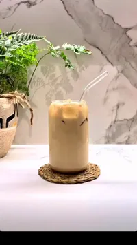 كوب زجاجي بتصميم علبة مع شفاطة