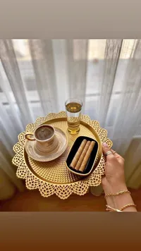 صينية تقديم دائرية مزخرفة باللون الذهبي