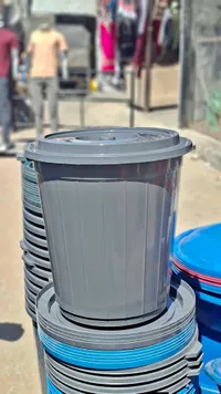 دلو بلاستيك مع غطاء محكم