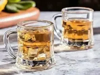 أكواب زجاجية صغيرة بمقبض