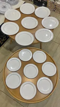صحون تقديم بيضاء بإطار خرزي