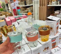 كوب زجاجي مع غطاء وقاعدة جلدية - جورجس (Gorgeous)